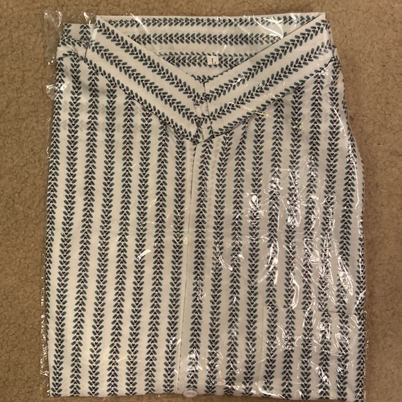 Men's Green and White Casual Button-Down Shirt - Picture 6 of 6